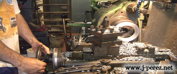 En la imagen se puede ver al tornero de Barcelona Jose Pérez, mecanizando una pieza de aluminio