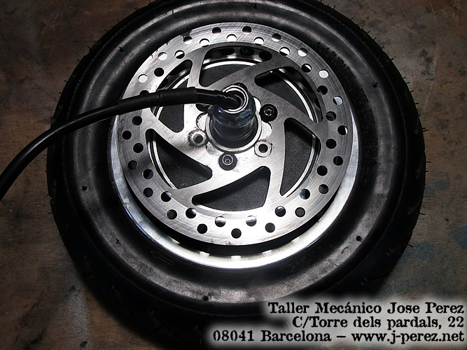 Imagen de una rueda de patinete que se han reparado los tornillos rotos del freno de disco