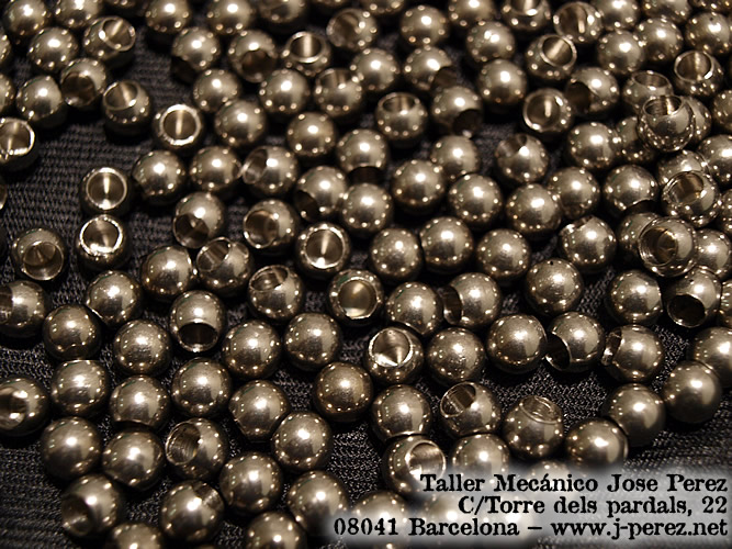 Imagen de bolas de acero inoxidable modificadas con agujero y rosca
