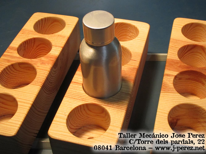 Imagen que muestra el mecanizado de madera de un soporte para botellas